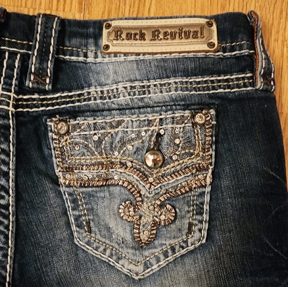 Like New! Rock Revival Betty Easy Crop Jeans